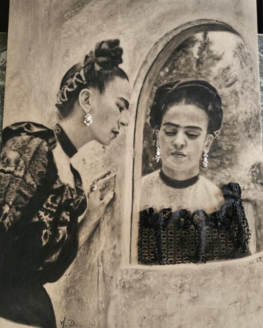 Nouvelle Frida, regard sur soi, bienveillant si possible. Remise en question,  se recentrer aussi. Ce portrait éveille la curiosité ! Bonne réflexion ! Pierre noire.