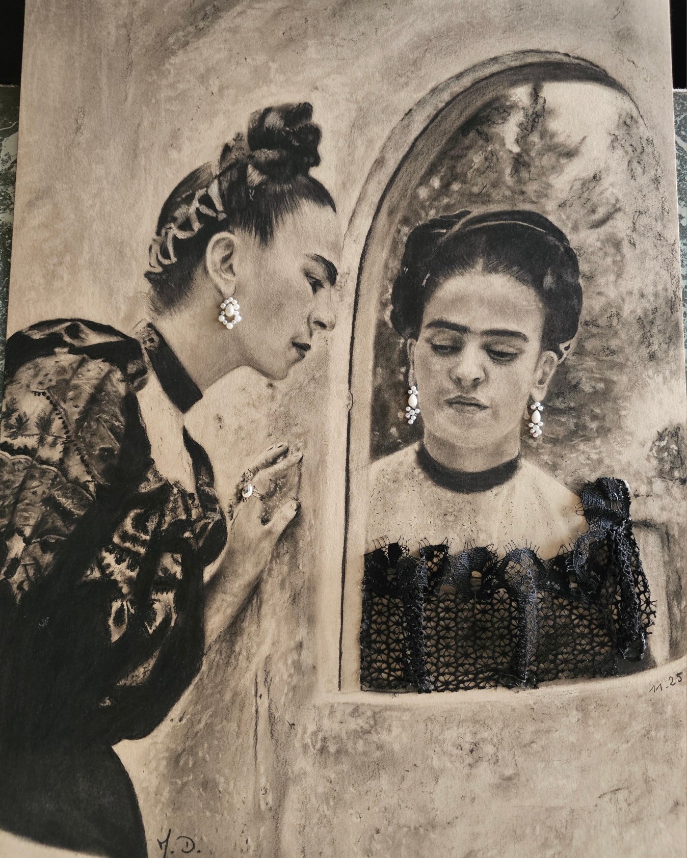 Nouvelle Frida, regard sur soi, bienveillant si possible. Remise en question,  se recentrer aussi. Ce portrait éveille la curiosité ! Bonne réflexion ! Pierre noire.