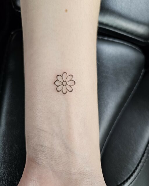 Une jolie petite marguerite qui rappelle des souvenirs... merci @ambre.clr