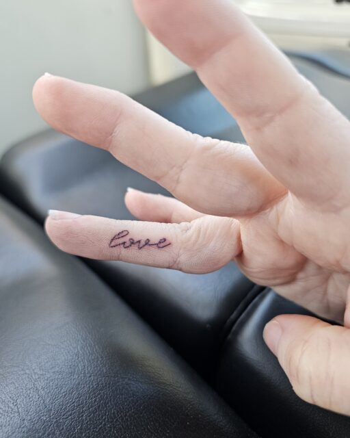 Aimer l amour au point de se l encrer... #lons #tattoolife #tatouage #jaimepau #tattoos #lescar #tattooartist #bearn #tatouagefemme #billere #villedepau #paumaville #pau #paumaville64 #vivreapau #paloise #tatoueuse #tattoo #tattooing #palois