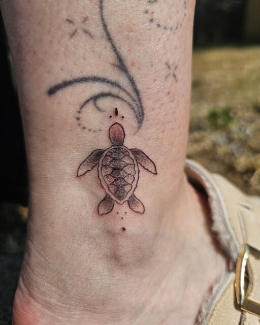 Ajout d une petite tortue qui a demandé beaucoup de courage ! Merci Maïté ! #tattooartist #billere #palois #bearn #tattoos #tatouage #vivreapau #tatoueuse #tattooart #lons #paumaville #tattoolife #tattooing #lescar #tattoodesign #villedepau #paloise #pau #tattoo #paumaville64 #tatouagefemme #tattoonature #tattooer