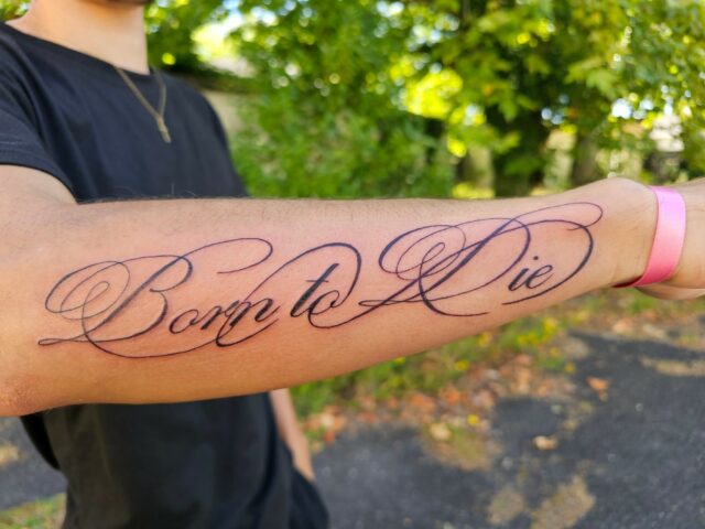 Tattoo de Matthew, né pour mourir mais mourir pour renaître ! Merci !
 #tatouage #tattoos #tattooartist #tattooing #bearn #pau #lons #tatoueuse #tattoolife #lescar #paloise #paumaville #paumaville64 #villedepau #billere #vivreapau #tattoo #tattooart #palois #tattoodesign #tatouages #tatouagefrance